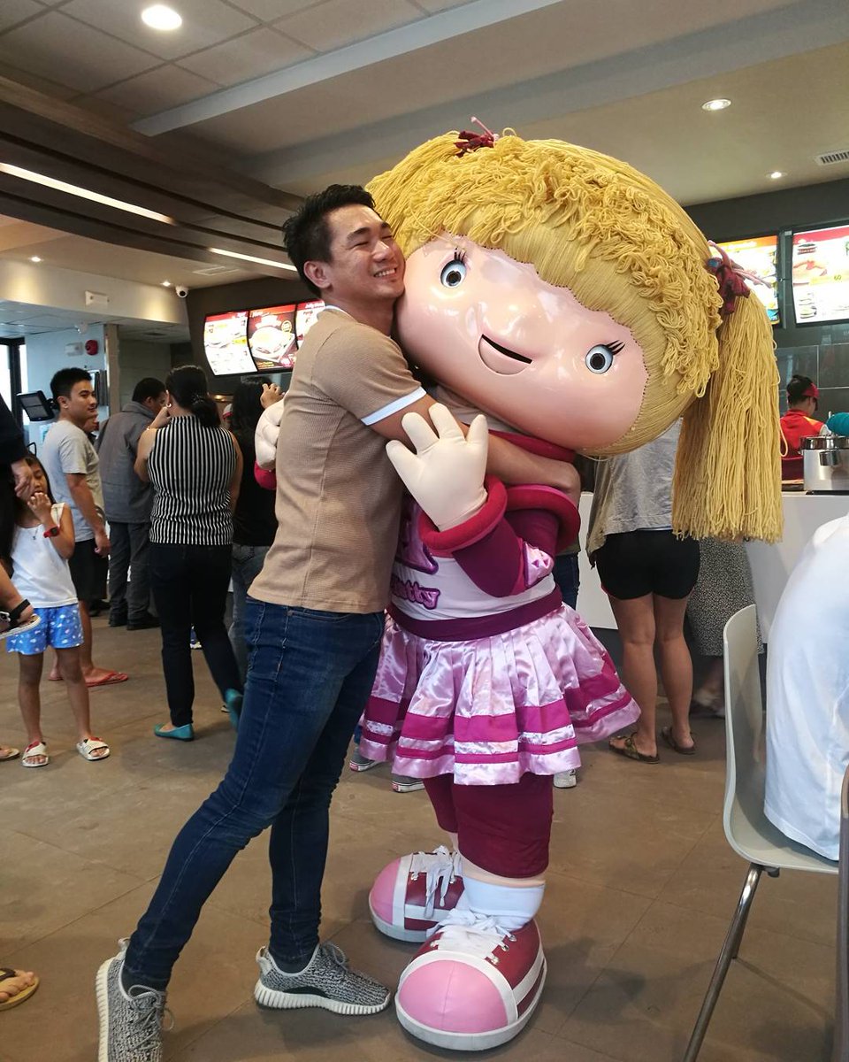 gentlerob's tweet image. My most jolly experience with Jabee and Hetty. 
#kidinside #jollibee #bidaangsaya