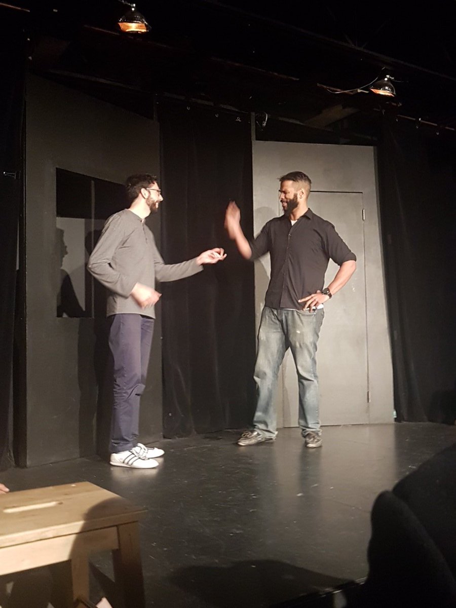 mprovfest's tweet photo. "J'ai un problème avec mon paquet de cigarette " . #mprov https://t.co/30C7dNAMWH