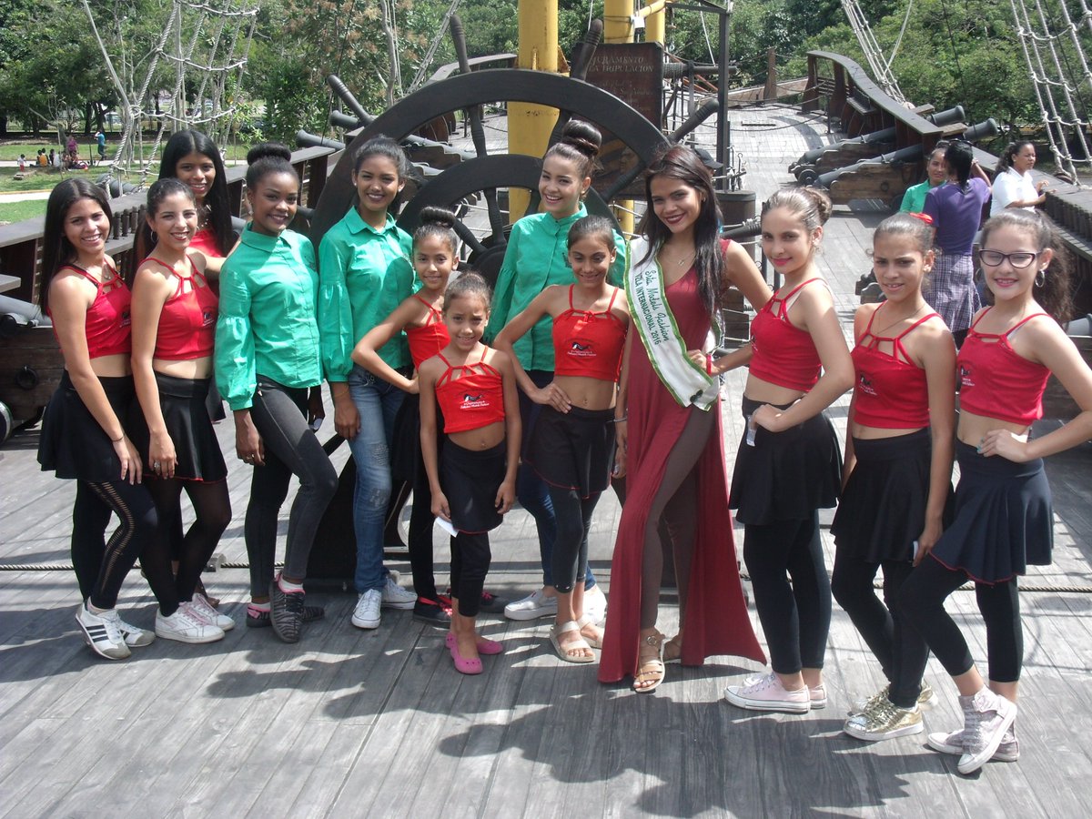 PalaciosModels's tweet photo. Nuestras modelos, junto a las ex participantes del Srta.Models Fashion Vzla 2017, en una actividad recreativa. #Models #SomosPalaciosModels https://t.co/xemtVc12VS