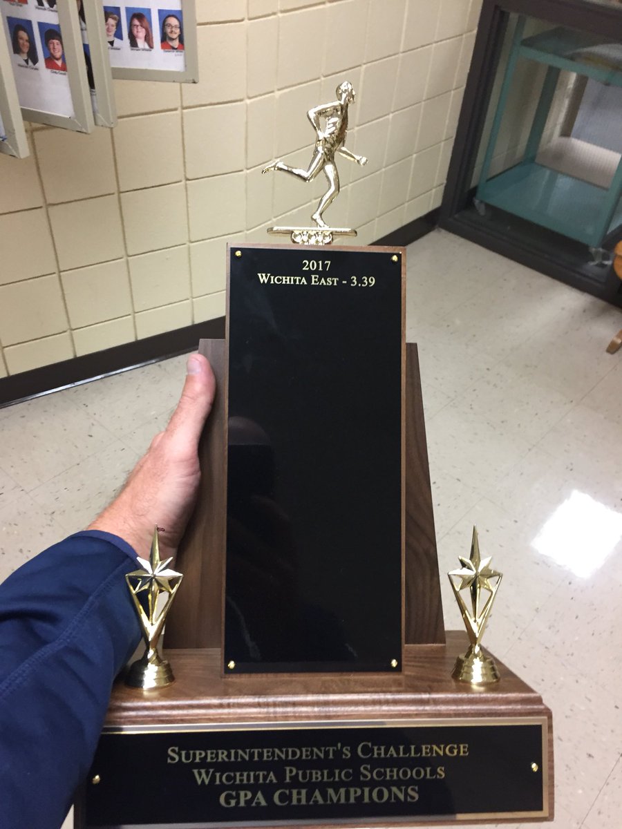 RunnersBlue's tweet photo. Congrats to the boys and girls XC teams who won the 2017 Superintendent’s challenge for cross country #acesflyhigh #blueacenation https://t.co/kZqeRA741X