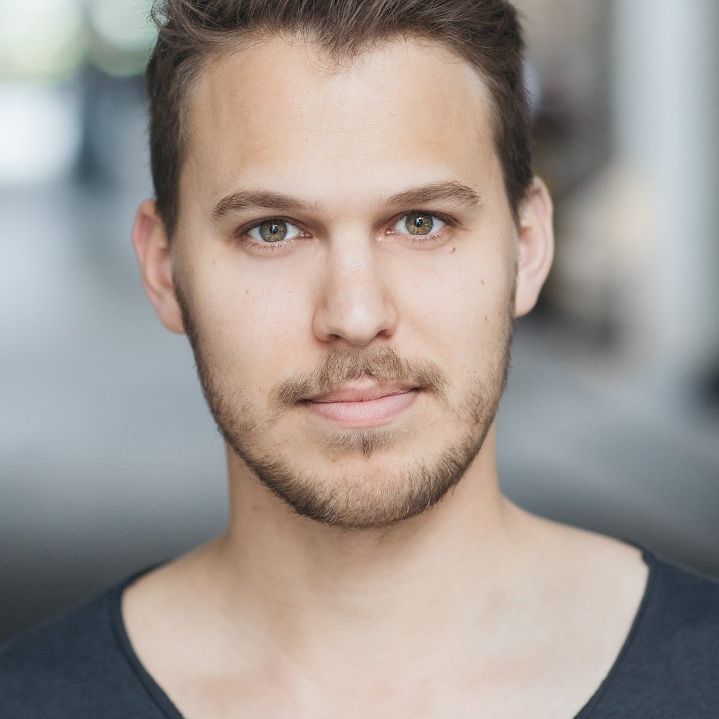AdrianGawell's tweet photo. New headshots done by amazing Alishia Love!
#actor #Headshots #actorslife https://t.co/iKKOw9kfUo