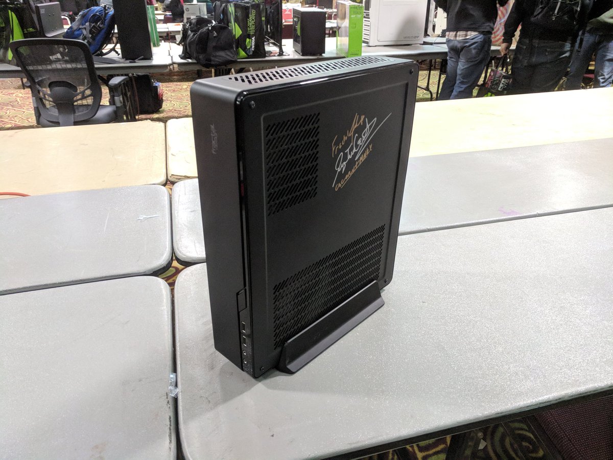 FunkyHQ's tweet photo. Hey @FractalJosh @JayzTwoCents @coconutmnky thanks for being cool neighbors at @PDXLAN and signing my case! @FractalDesignNA #Node202 https://t.co/spGNGAAfzB