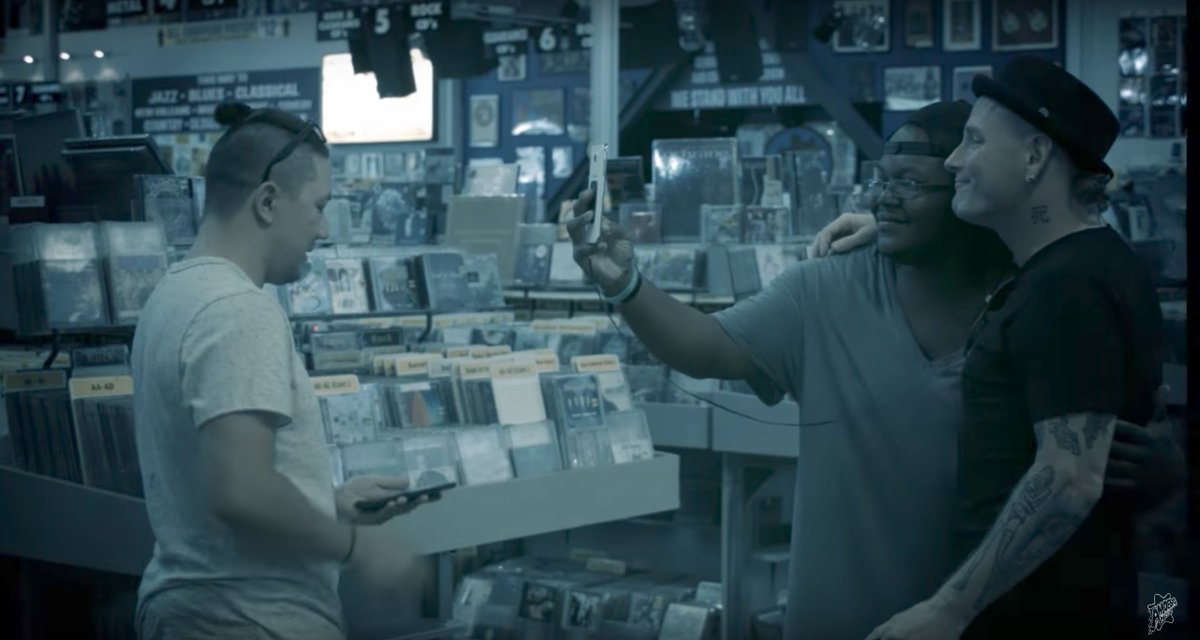 Am I trippin' or is <a href="/thatblacksinger/">QEW</a> taking a selfie with Corey Taylor on the latest episode of What's in My Bag? <a href="/AmaribandLV/">Amarionette</a> <a href="/esquerecords/">Esque Records</a>