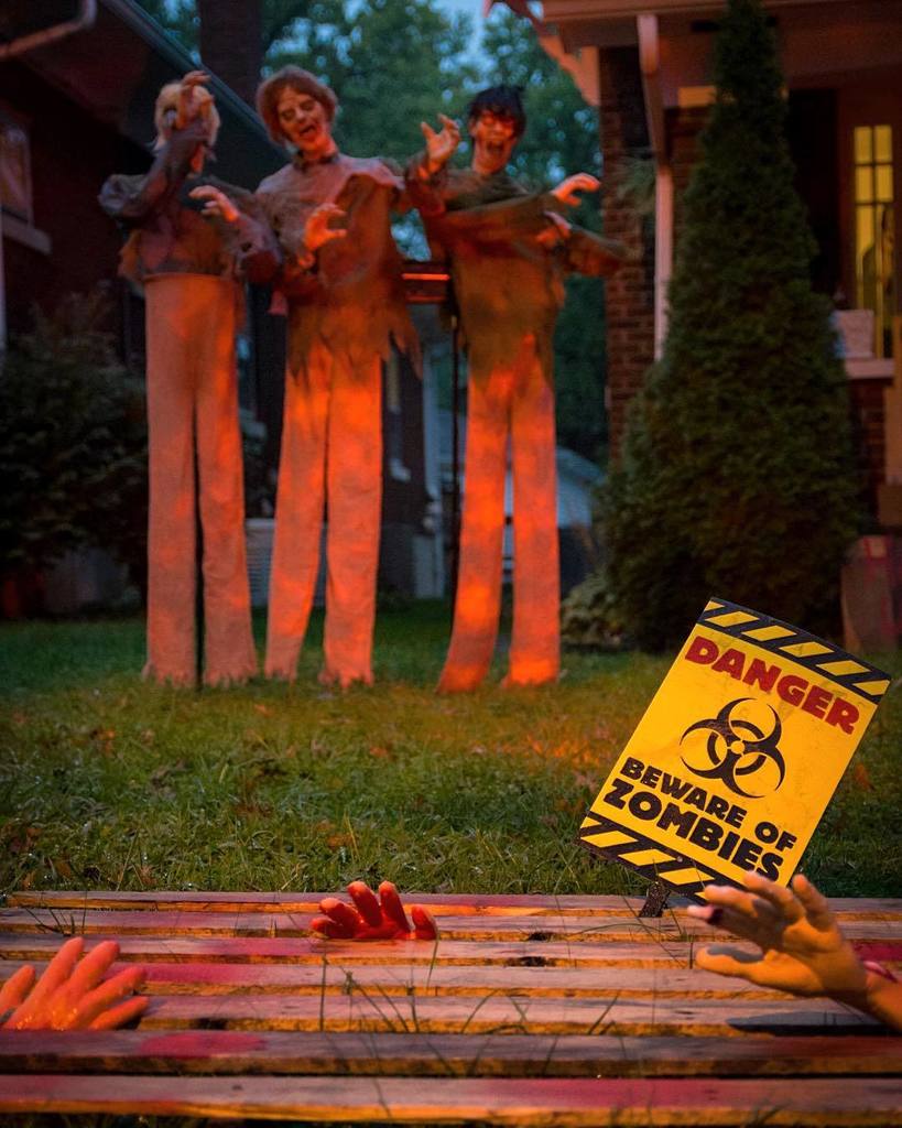 stevegrider's tweet photo. Danger. #halloweenonhillcrest #bewareofzombies https://t.co/LZOKDiUMOc https://t.co/GvaO3Jk3RI