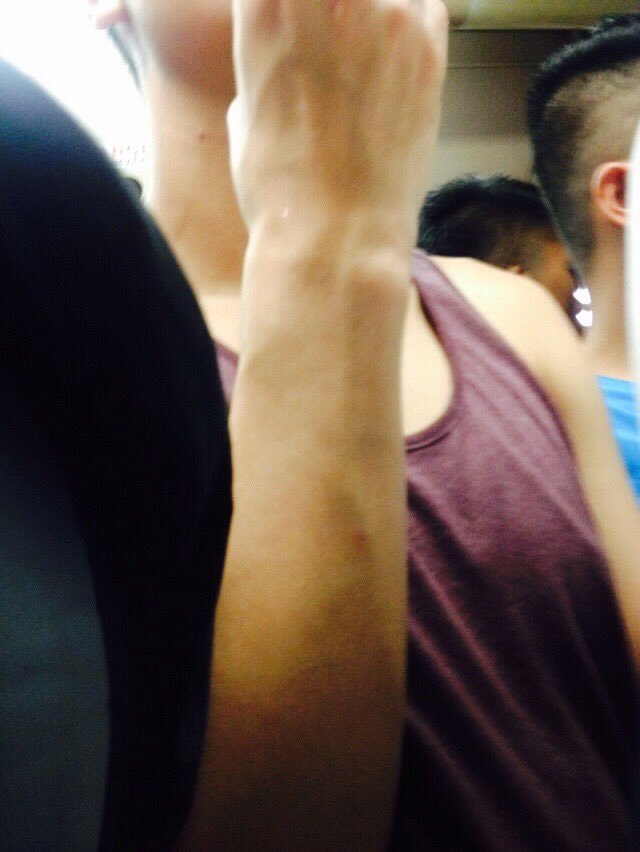 curatorballade1's tweet photo. Minsan gusto ko rin ng siksikan sa LRT eh. Ilang beses dumikit yung braso nya sakin. Sarap ng feeling ng pawis nya bat ganun 😋

#ninjamoves https://t.co/uhy1vSMNND