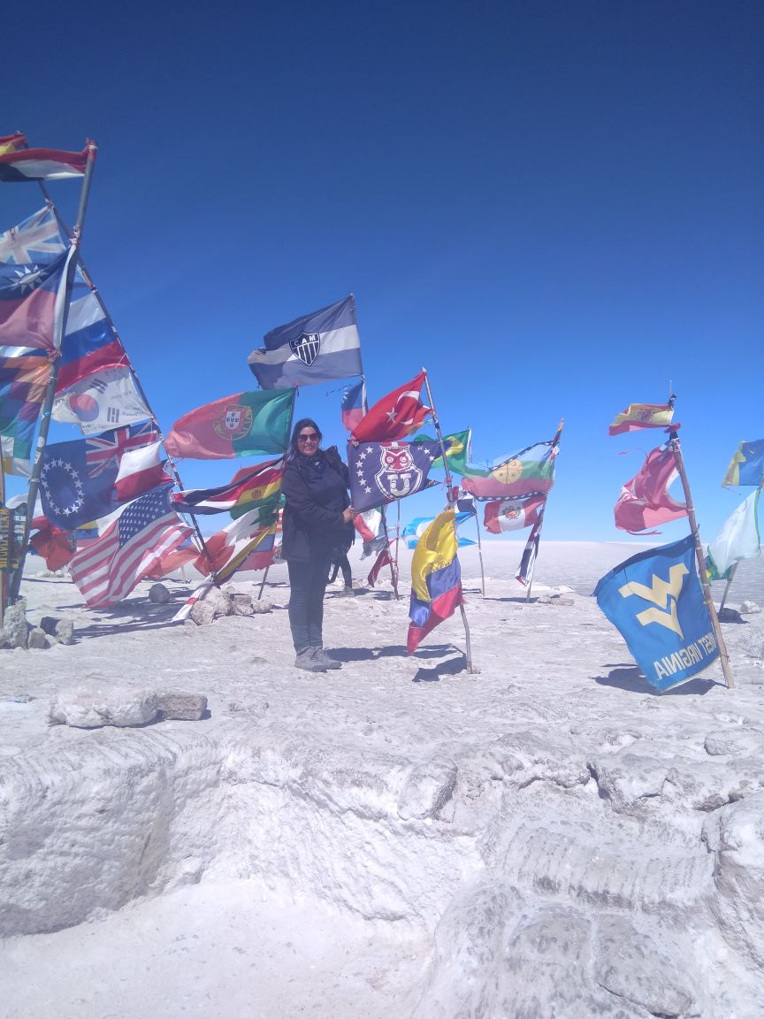 ricardoconchali's tweet photo. Mi Sra. en el Salar de Uyuni en Bolivia. #VamosLaU @udechile @Javi31azul ... Se llevó mi Bandera.. https://t.co/Ibrf4mAtpx