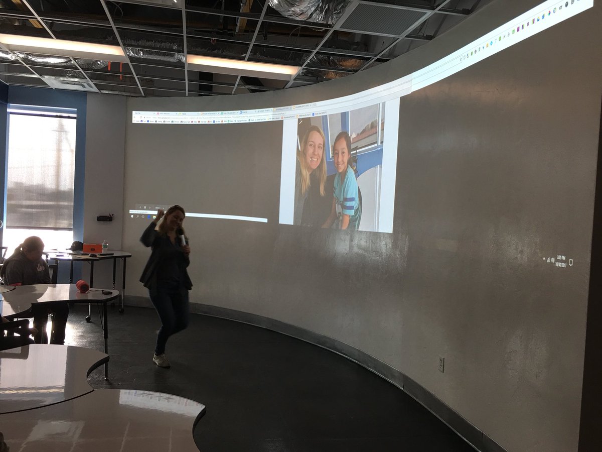 FUSDCoderGirlz's tweet image. @alicekeeler “Coding is like a magic!” Rowell @FUSDCoderGirlz had a great time with her. Thank you Alice!