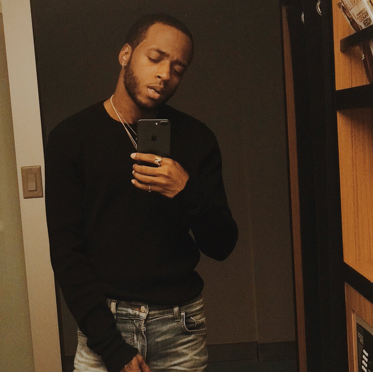 6LACK's tweet photo. you know you an adult when u tuck your shirt in with or without a belt https://t.co/vhb6hGaAkb