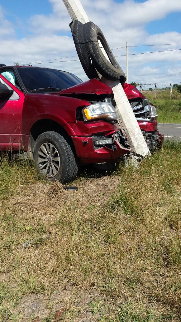 PalmeroloR's tweet photo. Fue tan aparatoso el accidente de Marlene Alvarenga que la llanta de repuesto quedó trabada en el poste de luz. https://t.co/DctbFc4hyz