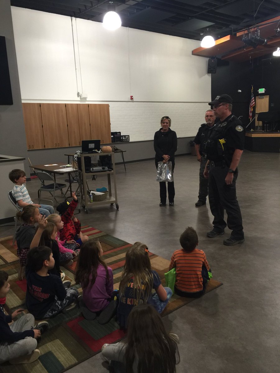 OurayTrojan_Pr's tweet photo. Today the local PD came by for some helpful trick or treating tips #safetyfirst #OSDTrojanPride #ourayPD https://t.co/qFAMyfWNHj