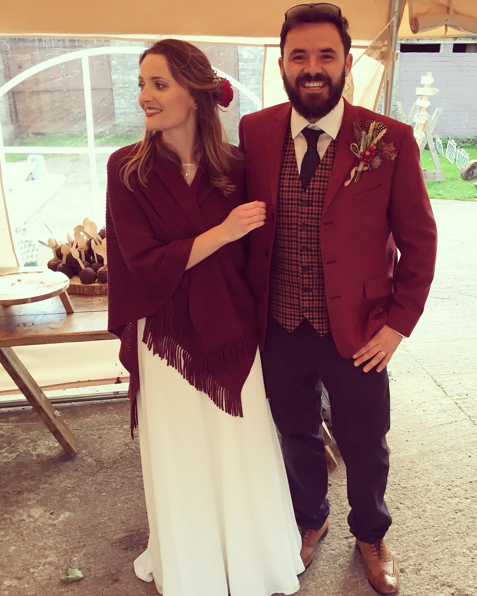 roamingcaravan's tweet photo. This weekend was the last wedding of 2017! And what a wedding if was ♥️ #caravanbar #mobilebar #treadambarn #wales https://t.co/V3PKtcDiwN