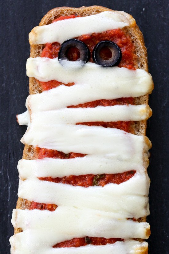u_platter's tweet image. French Bread Pizza Mummies    #6pp #7sp #halloween #recipes tinyurl.com/ybfoa7sg