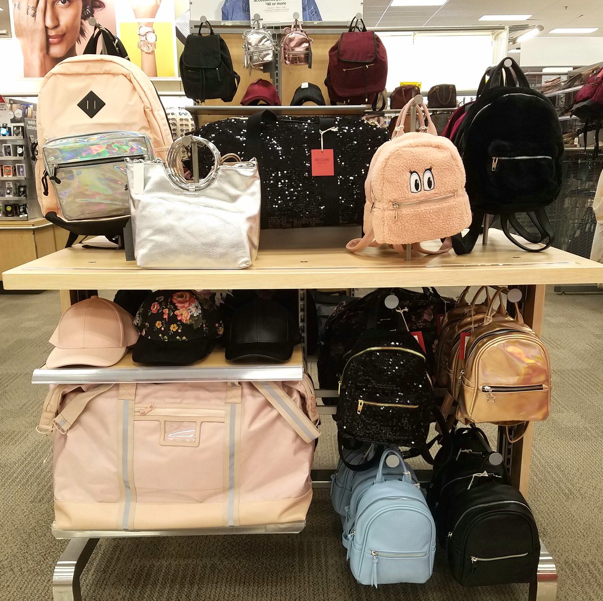 Sneak peek at some of the fun TM Lexi and I are having in accessories today!!  #oldandnew #makethatmoney #colorstoryfun #moretocome