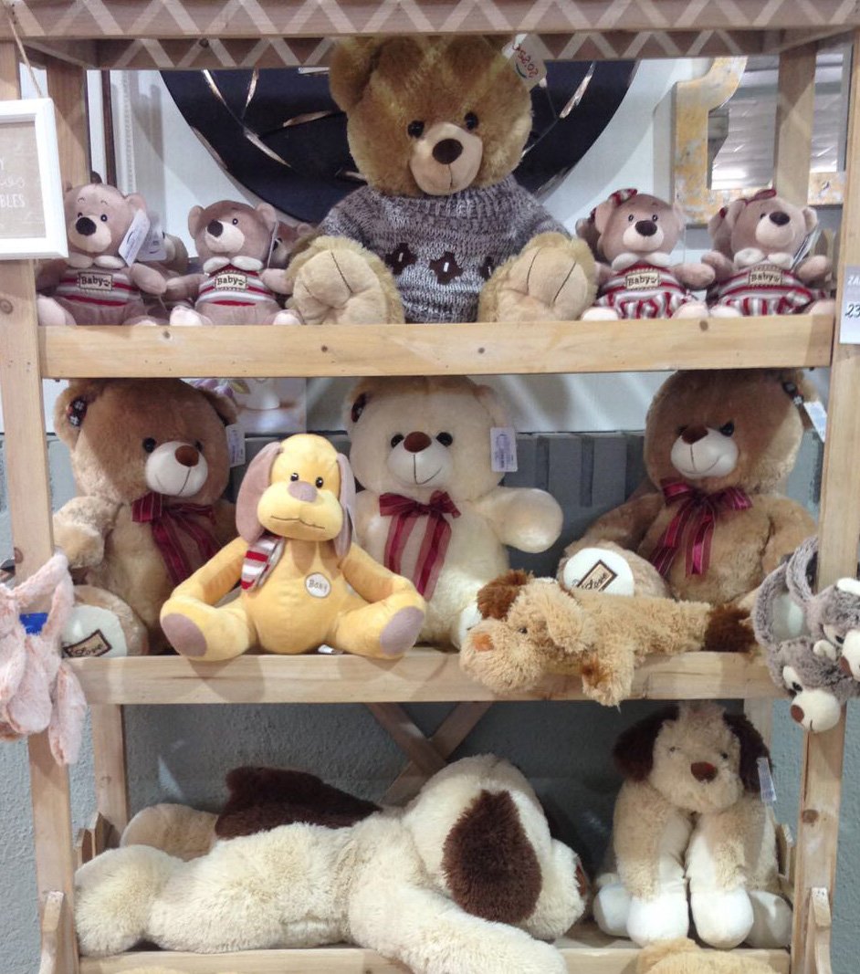 ZalemaHogar's tweet photo. Nuestras compis de Zalema Jaén nos han mandado esta bonita foto de una estantería llena de peluches. Para comerselos!!! https://t.co/wU0cQDj36S