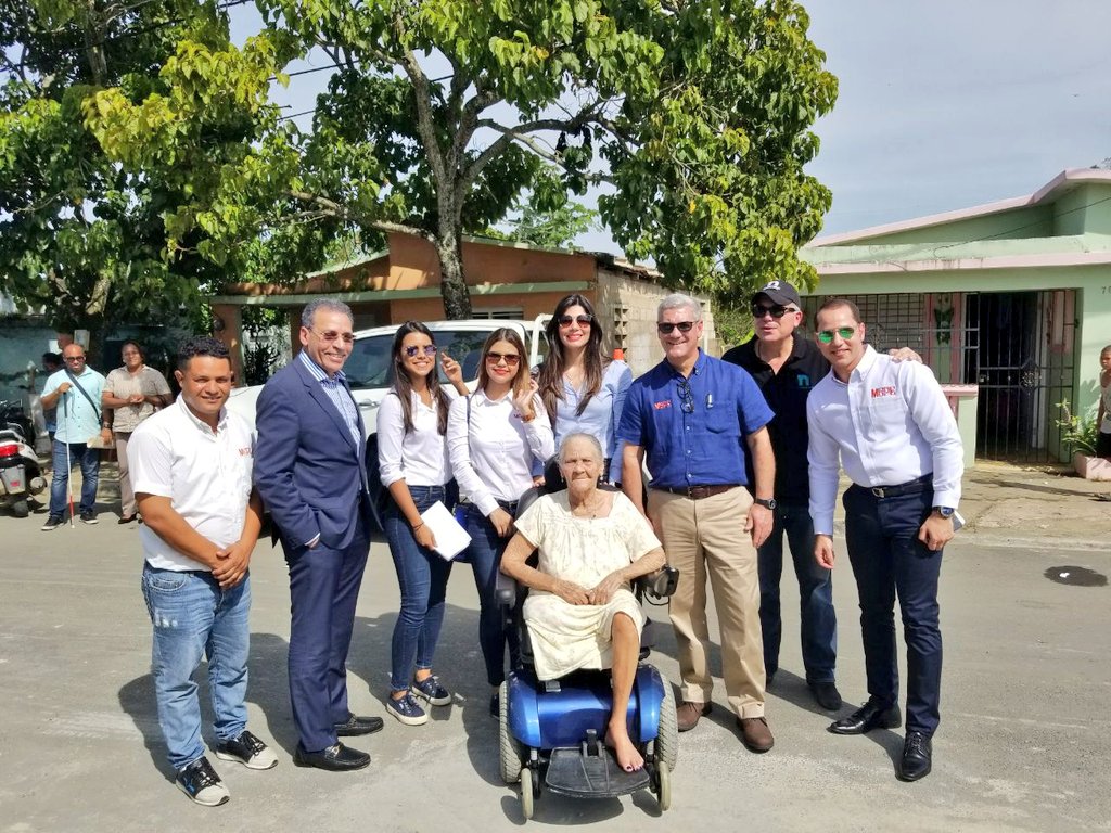 MOPCRD's tweet photo. Ministro MOPC Gonzalo Castillo, junto a @rcavada @Osirisdleon entrega silla de ruedas eléctrica a doña Colasa Calcaño en Sabana de La Mar. https://t.co/P6yCygSAiC
