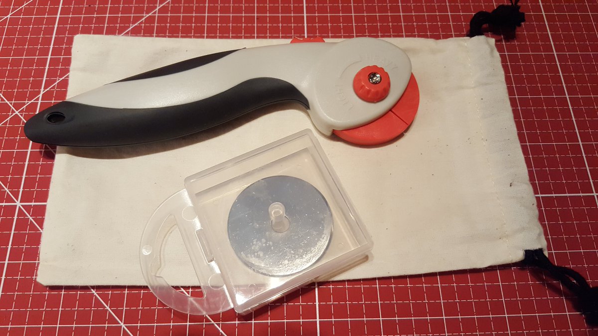 Testlibelle's tweet image. Schneidet problemlos 3mm dickes Leder doppellagig- mächtig scharfer Rollschneider

testlibelle.de/rollschneider-…