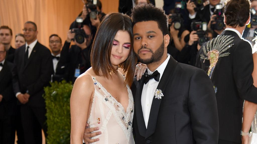 etnow's tweet photo. Selena Gomez and The Weeknd have split, ET can confirm. 💔 More details coming to https://t.co/issuFAH4sT https://t.co/P2C2Le1pdn