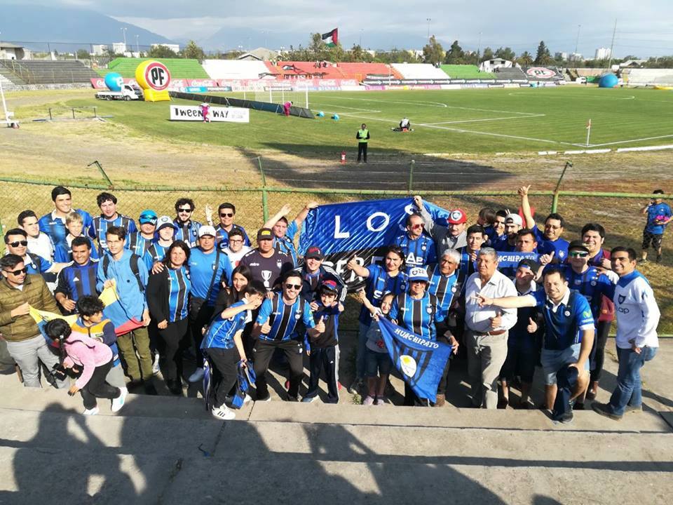 La_Galucha's tweet photo. Hinchas acereros después del partido en La Cisterna celebrando el triunfo como visitantes que los mete en pelea de ganar puestos para copas. https://t.co/w992O9B6oA