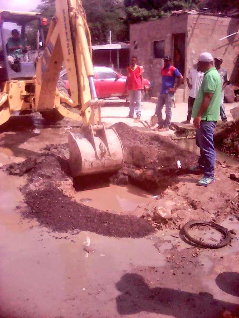 CandyPsuv's tweet photo. Reparamos 2 botes de agua en tubería de 36 pulgadas de agua potable en Tumba de Bello #Barcelona https://t.co/JDmXFwKBqk