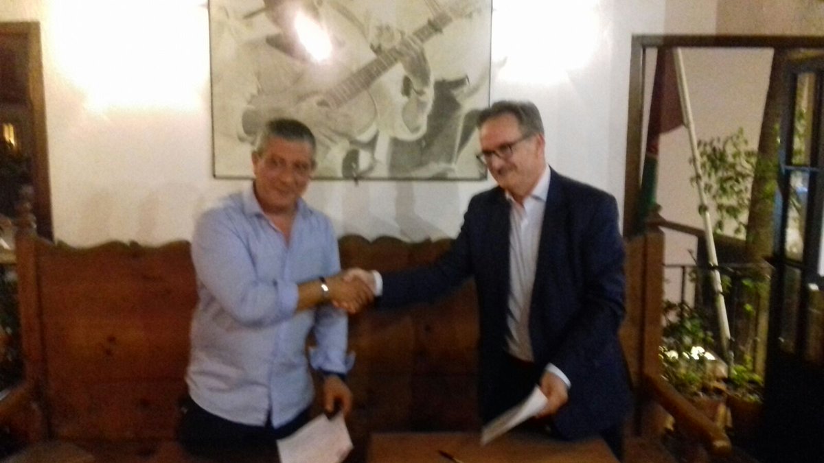 asociacionnaim's tweet photo. Esta tarde en @ElPimpiMalaga  @asociacionnaim y @LaCartaMalacita  firmando un convenio de colaboración #TejiendoRedes #Formación #Málaga https://t.co/rwp5YuelBK
