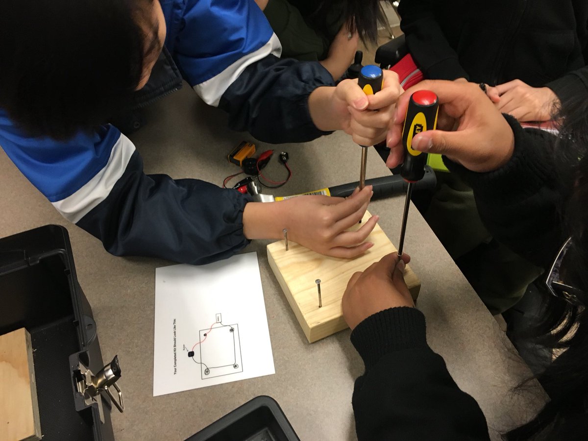 KarenMLarsen's tweet photo. Iβm here @MageeLion #vsb39 talking careers in trades & tech w students. #skills4bc @SkillsBC #toolboxchallenge https://t.co/c6xPXiGP0m