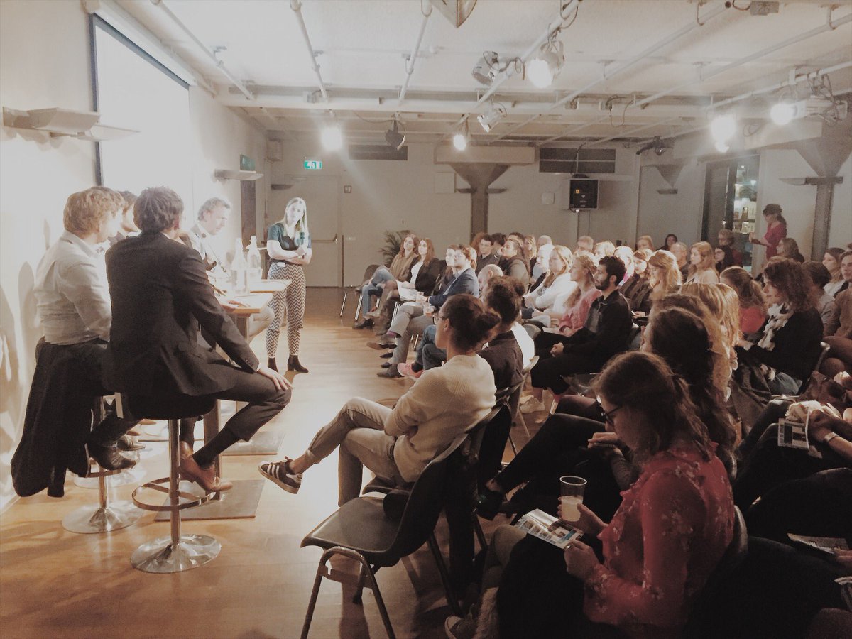 Volle bak in de #kleinezaal tijdens ‘Leaving no one behind’ over hoe de VN de wereld beter, duurzamer &amp; eerlijker maakt! #nachtvandevn