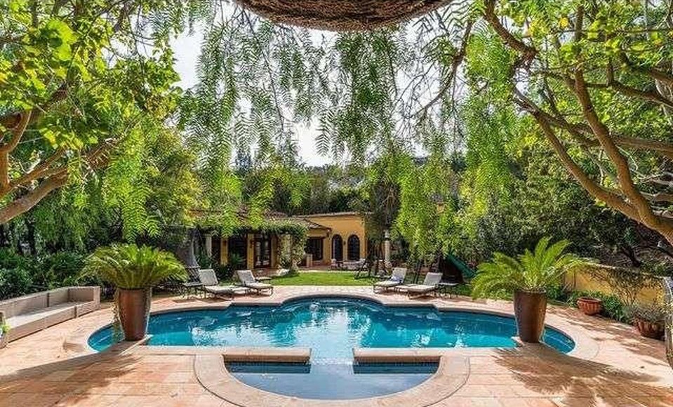 TheJennerUpdate's tweet image. Kendall Jenner has just purchased an $8.55M luxurious Spanish-style home in Mulholland Estates in which her home includes a 5-bed, 6-bath.