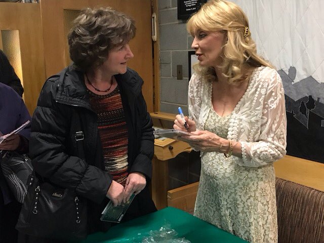08Beverley's tweet photo. I had the pleasure to meet Liona Boyd last night....such a gentle spirit https://t.co/Po2aY3c9z5