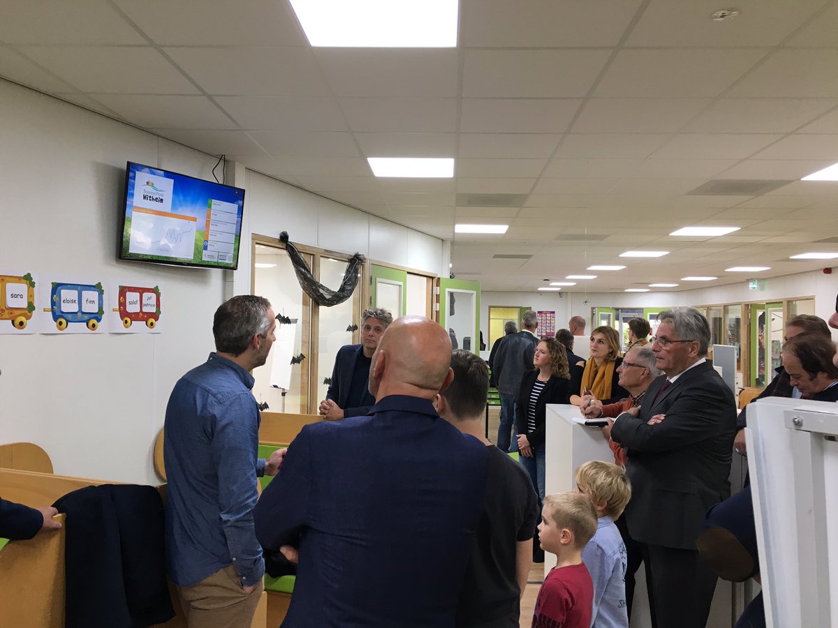 NicoleRamaekers's tweet photo. Vandaag aanwezig bij officiële opening basisschool Witheim Mechelen. Volop aandacht voor duurzaamheid. @daanprevoo zegt pilot #eCARSHARE toe https://t.co/ByLJIv1ymu