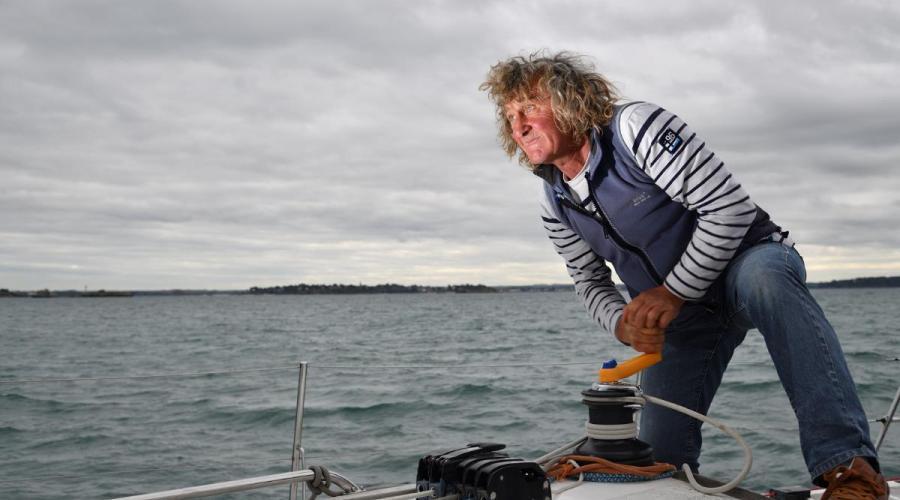 Saint-Cast-Le-Guildo. Georges Guiguen prépare une Route du Rhum solidaire ebx.sh/2zkgqxs