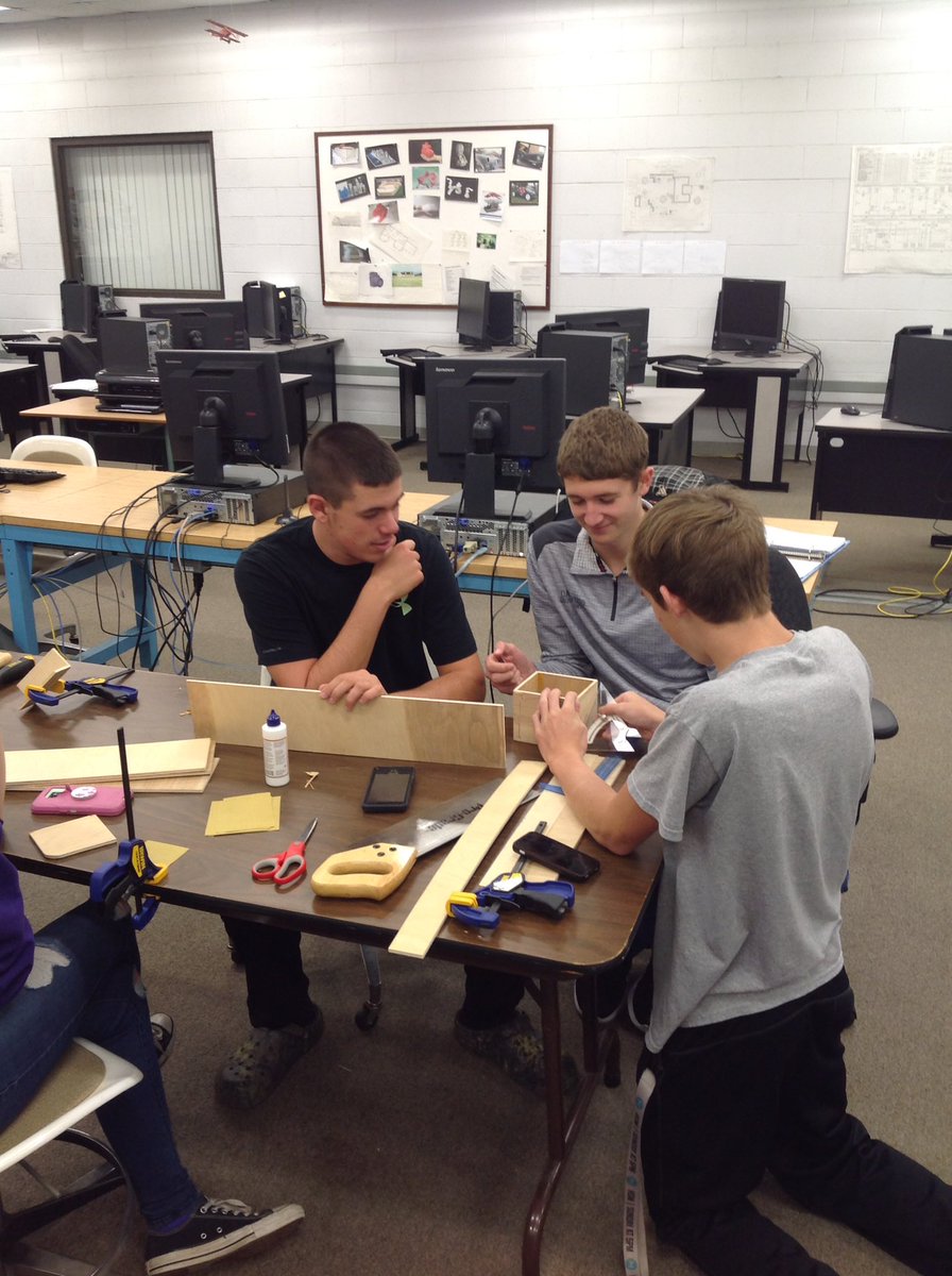 EFE400's tweet photo. Good afternoon, from Sherry's Project Lead The Way classroom! 👩‍💻👨‍💻👨🏿‍🔧

Vermilion County students are working on their projects, which are building Automatas, for their Introduction to Engineering class, for College Express, @ D.A.C.C! 💻🗜
#Intelligentmindsatwork https://t.co/y4SwTnho4L