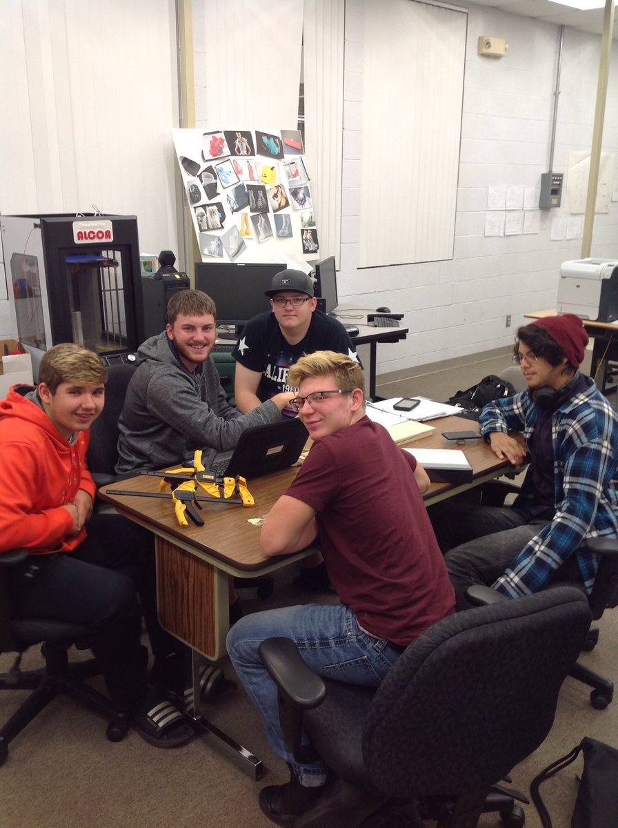 EFE400's tweet photo. Good afternoon, from Sherry's Project Lead The Way classroom! 👩‍💻👨‍💻👨🏿‍🔧

Vermilion County students are working on their projects, which are building Automatas, for their Introduction to Engineering class, for College Express, @ D.A.C.C! 💻🗜
#Intelligentmindsatwork https://t.co/y4SwTnho4L