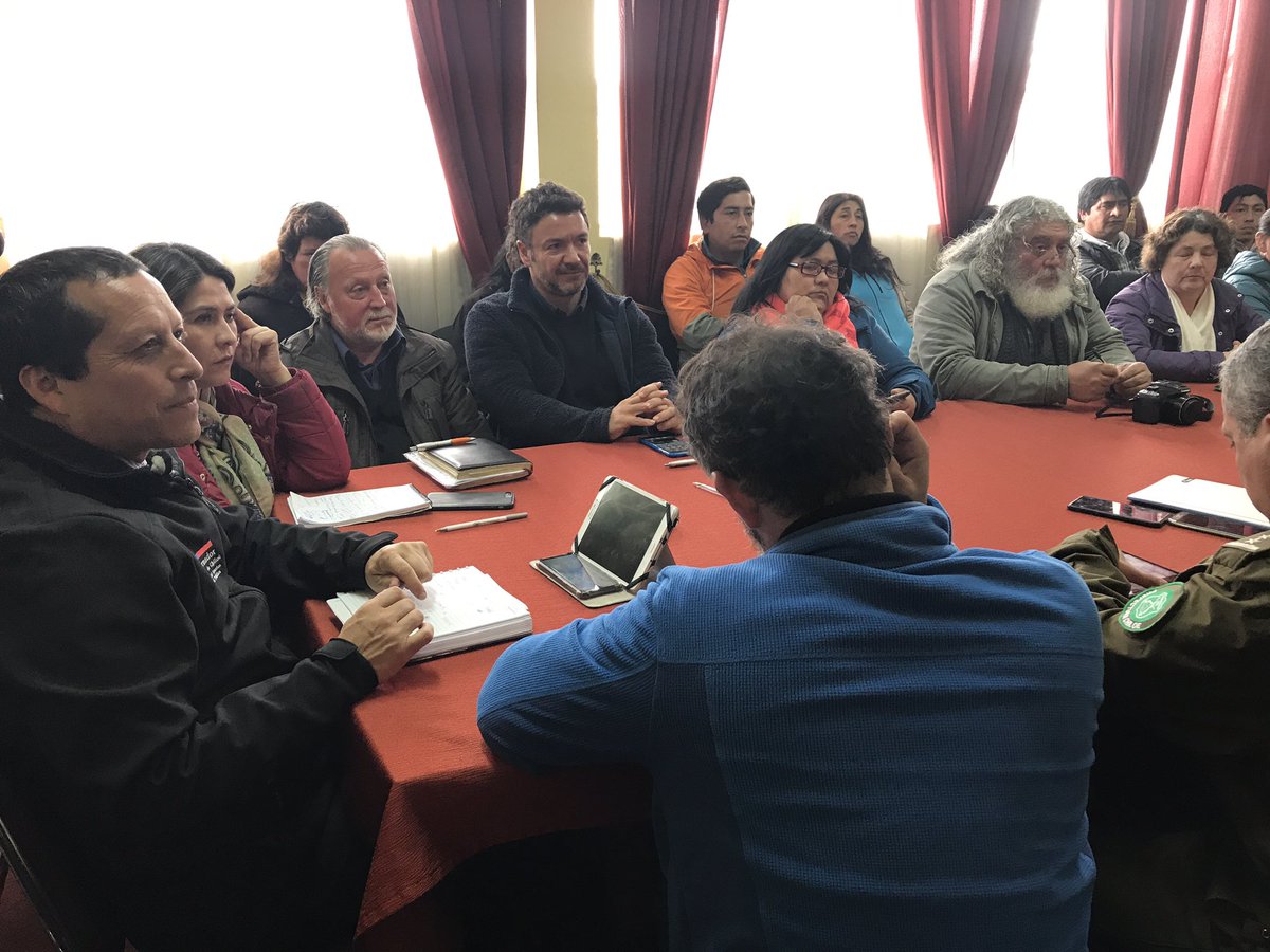 nahuelchiloe's tweet photo. #Chiloé Comunidades aledañas al hundimiento del barco en #Chonchi se reúnen con Gobernador de #Chiloé, Autoridad Sanitaria y @Armada_Chile https://t.co/aouOWAS2GH