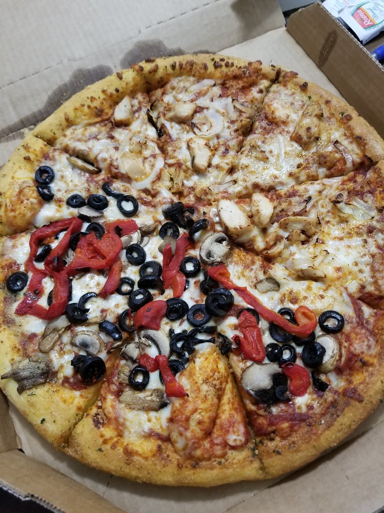 hemandu02's tweet photo. Pizza night.
gr8 looking pizza, but @dominos where did my "Hot Sauce" go... where..
D=Dominos
D=disappointment
Will try @PapaJohns next time https://t.co/qIKH5piSQW