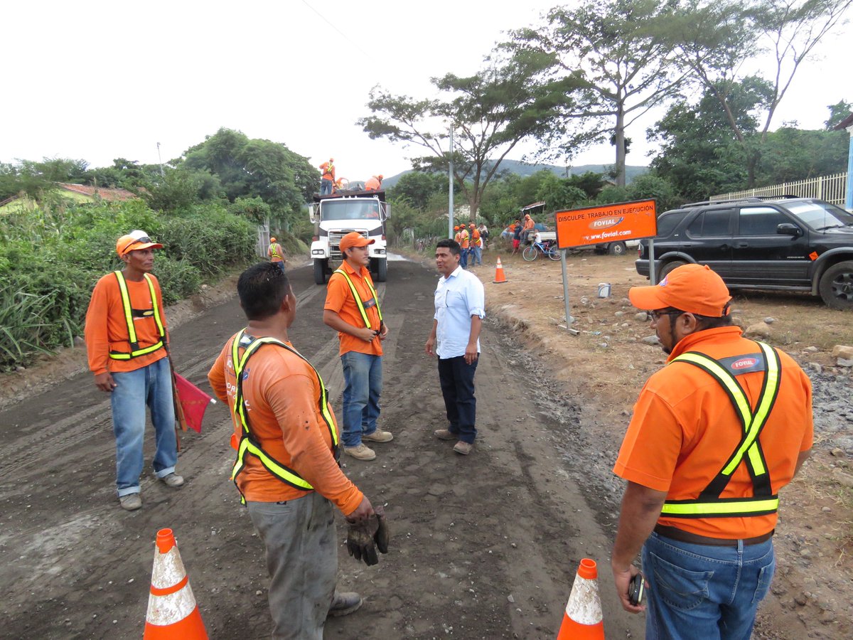 Gracias a las gestiones con el Ministro <a href="/gersonmop/">Gerson</a> hemos inicio el primer kilometro en Cantón El Pilón. ¡Trabajando avanzamos!