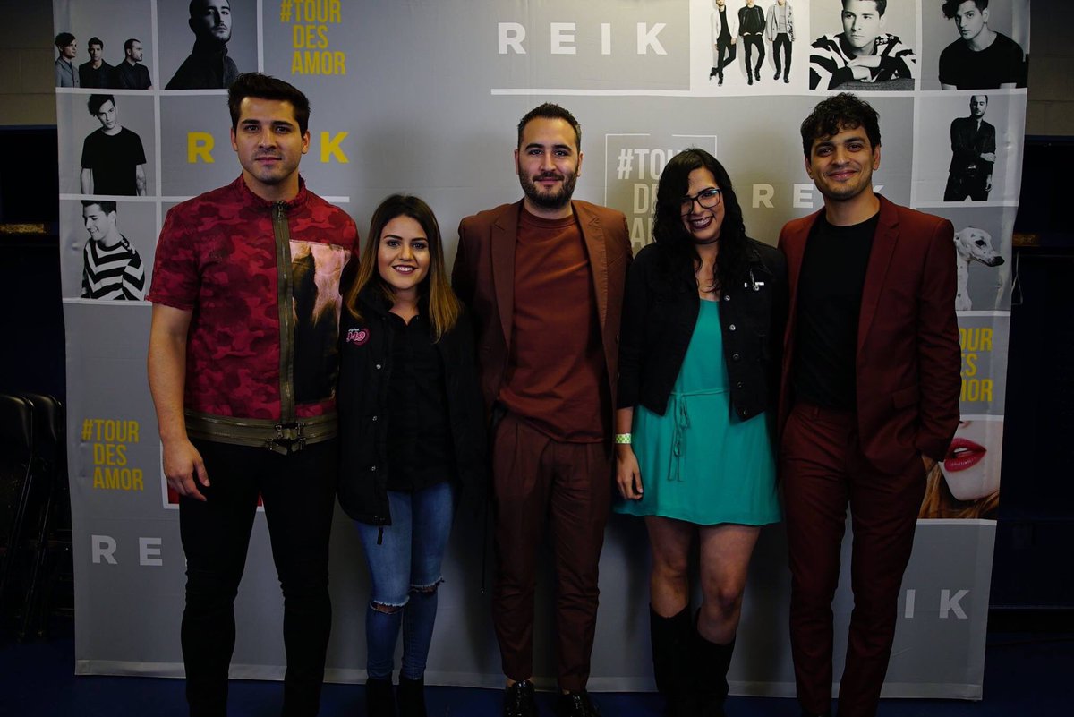 Kassytx's tweet photo. Mil gracias por mi foto los súper amo😍💕 soy feliz @ReikMx #tourdesamor #reik #laredo #meetandgreet #fan https://t.co/R3zWwFMMg6