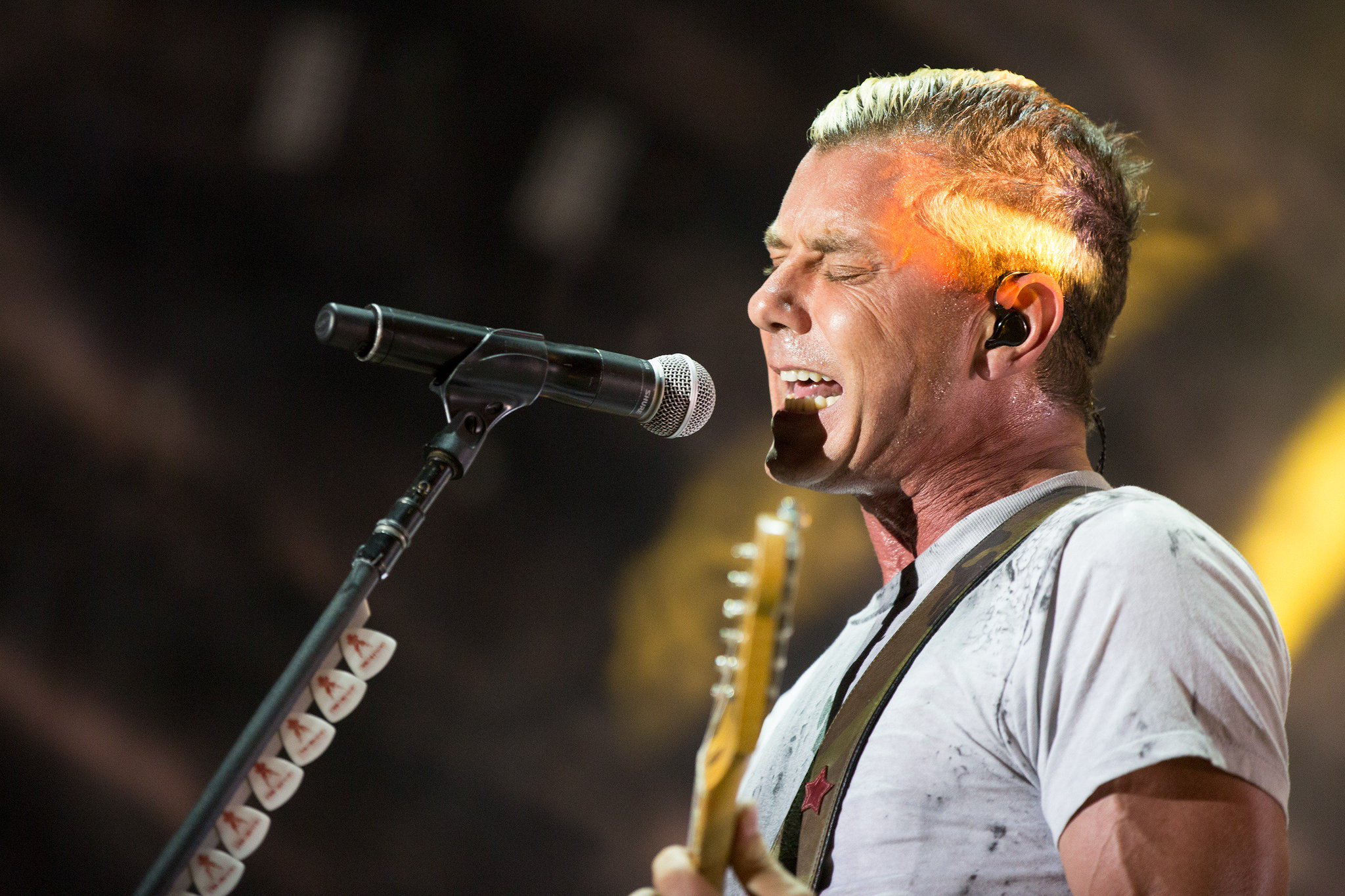 Happy birthday to the lead singer of performer Gavin Rossdale  : 
