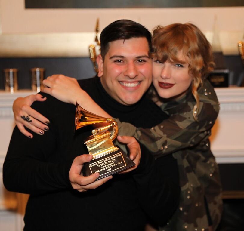 TSwiftNZ's tweet photo. Taylor with fans at the Nashville secret session! 💛 https://t.co/mzkfKDzkvV