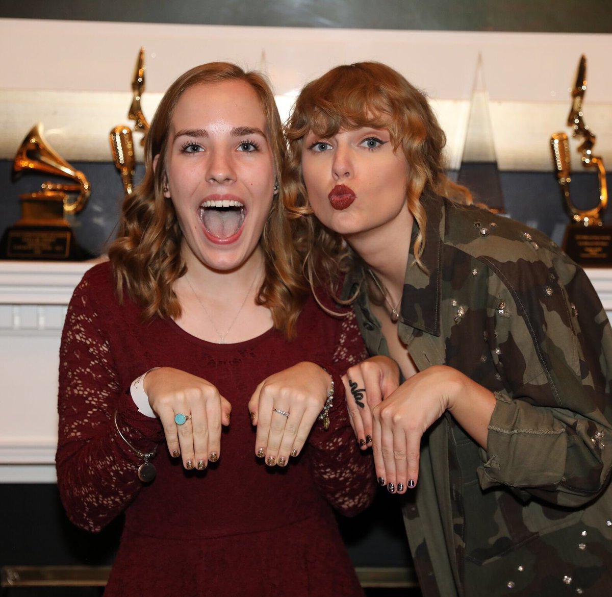 TSwiftNZ's tweet photo. Taylor with fans at the Nashville secret session! 💛 https://t.co/mzkfKDzkvV
