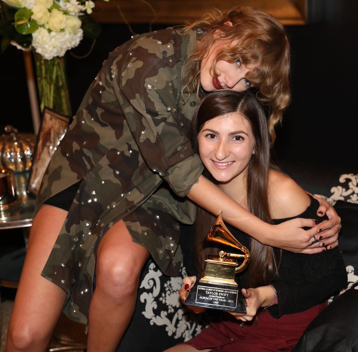 TSwiftNZ's tweet photo. Taylor with fans at the Nashville secret session! 💛 https://t.co/mzkfKDzkvV