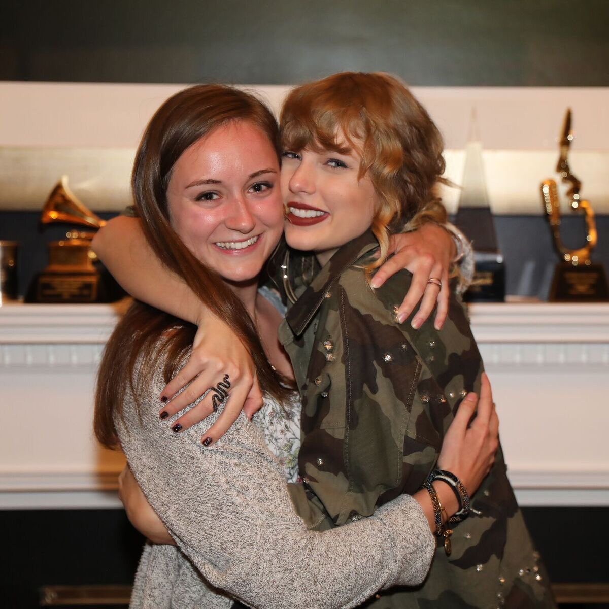 TSwiftNZ's tweet photo. Taylor with fans at the Nashville secret session! 💛 https://t.co/mzkfKDzkvV