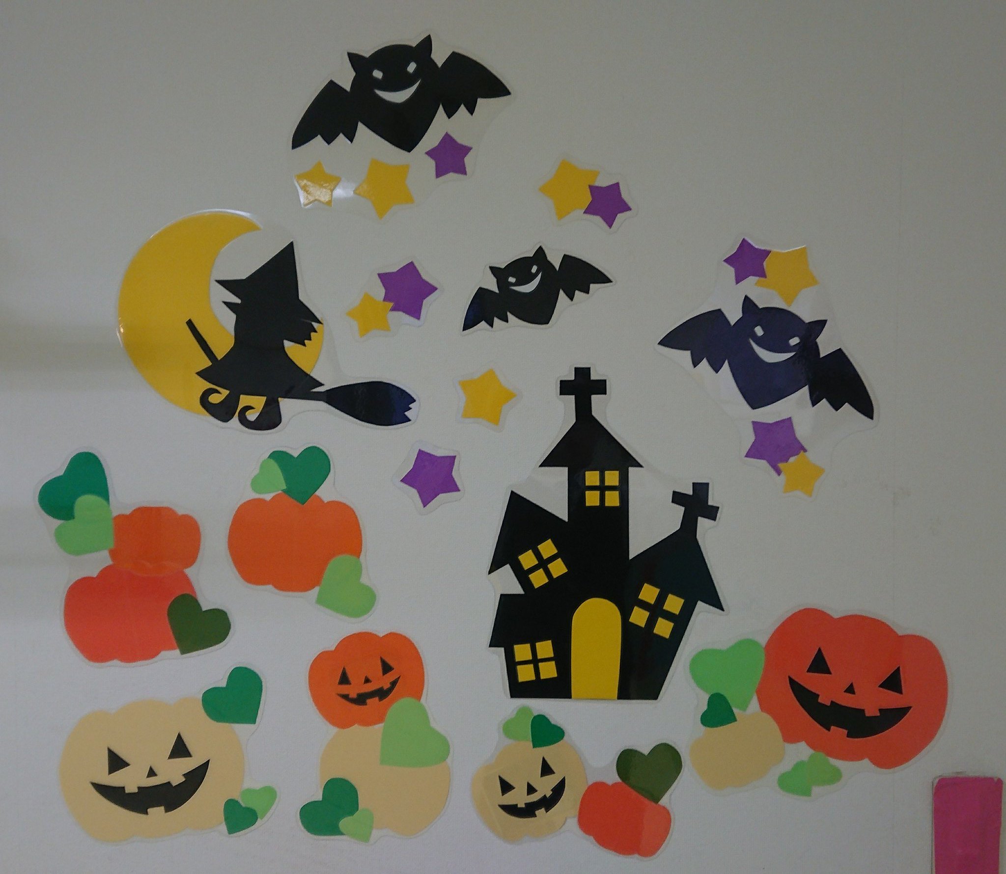 ふっちー Happy Halloween 保育室に貼った壁面で画用紙をラミネートしたものです おばけとかあったらもっとかわいくなったかな それでもこども達に興味を持ってもらい 喜んでもらえたので作ったこっちも嬉しい限りです ハロウィン 壁面