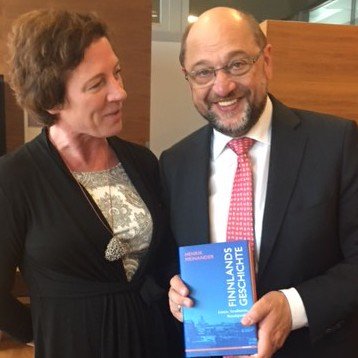 AmbKoukkuRonde's tweet photo. Vorsitzender @MartinSchulz bekam ein lesenswertes Buch #Finnland #Gesichte @scoventa #spd.de #aue-stiftung.org https://t.co/kTJIHnq0nR