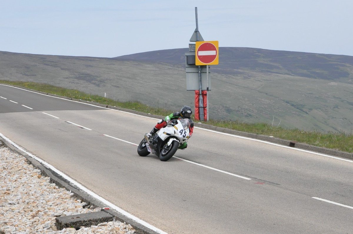 db64_david's tweet photo. #JCoward #TT2015 #SeniorTT @SeniorSoph0124 @Jon_3_roads @MotofestIOMTT @LivingRoadRaces @irishroadracing @moto_republic @roadracingdaily https://t.co/0iehKsfYxd