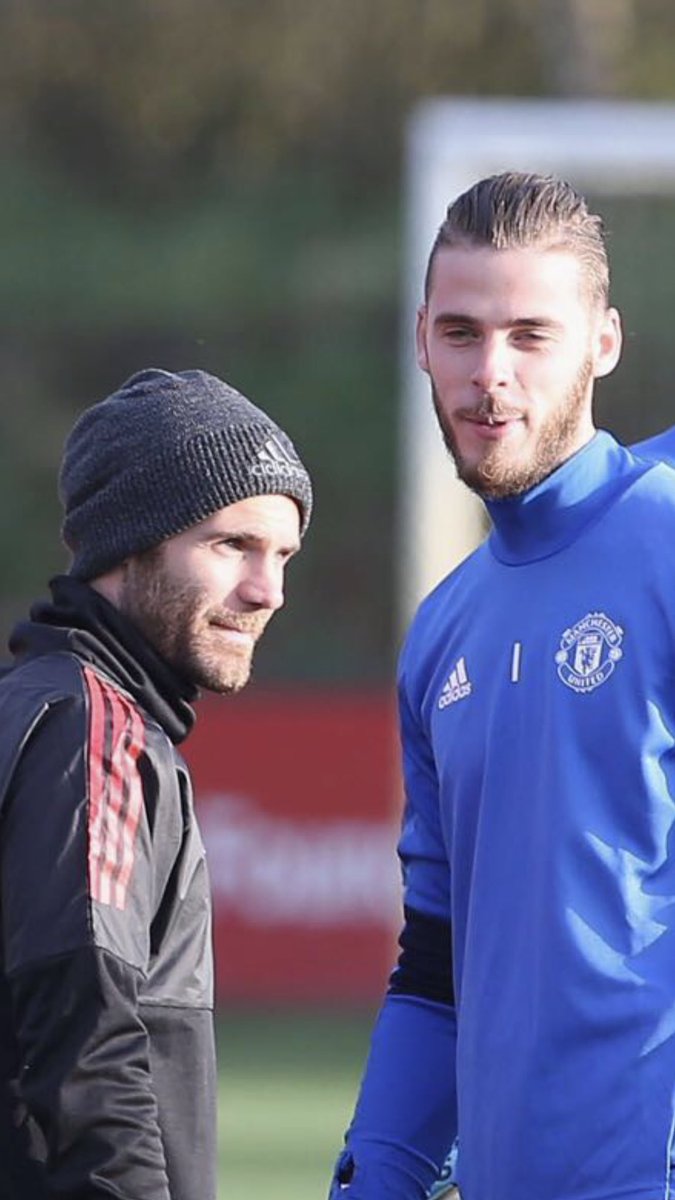 juanmata8's tweet photo. Find someone who looks at you the way @D_DeGea looks at me. https://t.co/MxZoAGyjqR