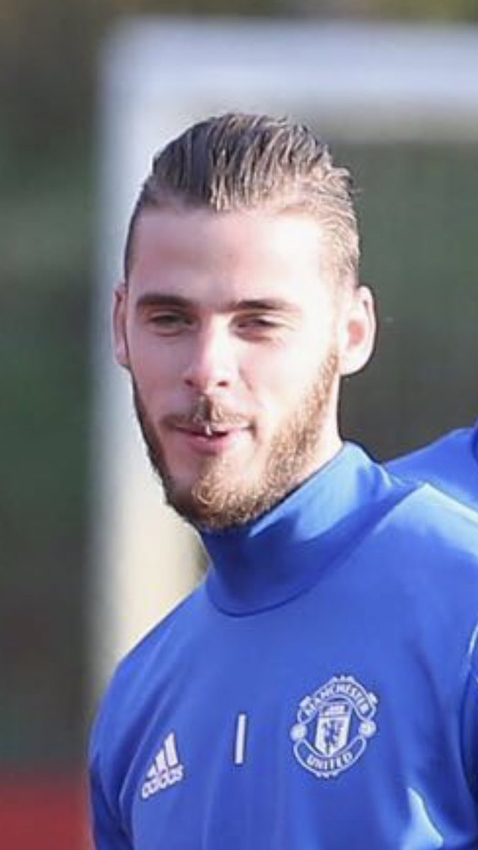 Find someone who looks at you the way <a href="/D_DeGea/">David de Gea</a> looks at me.