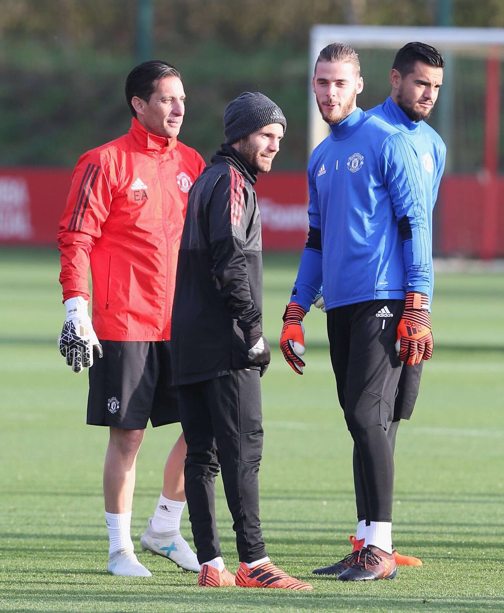 juanmata8's tweet photo. Find someone who looks at you the way @D_DeGea looks at me. https://t.co/MxZoAGyjqR