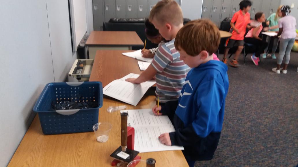 MrsKidwell3rd's tweet photo. Hands on science is the best!  @MrsKidwell3rd @HicksElementary #HicksES https://t.co/NjVjI4egBa