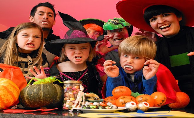 Still no clue what to be for Halloween? Don't fear; these DIY costumes are frighteningly easy to make → owl.li/j7rm30g9IAf