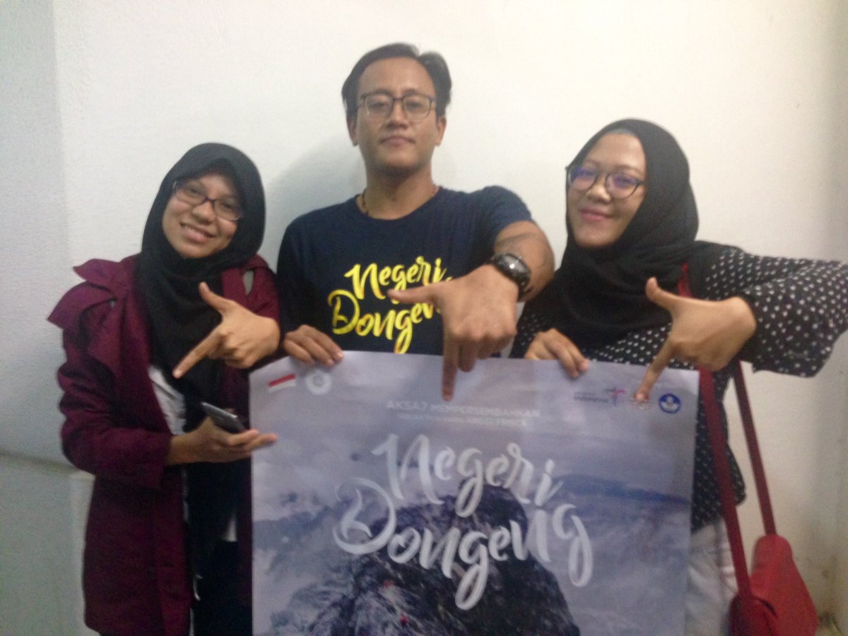 sandyakala_____'s tweet image. Swangar pak. 🙌🏼
Qleand qewreeen 👍🏼
Merinding pas denger "Sumpah Pemuda" di ending film-nya.

@Aksa7Art 
@cumitsky 
#NegeriDongeng